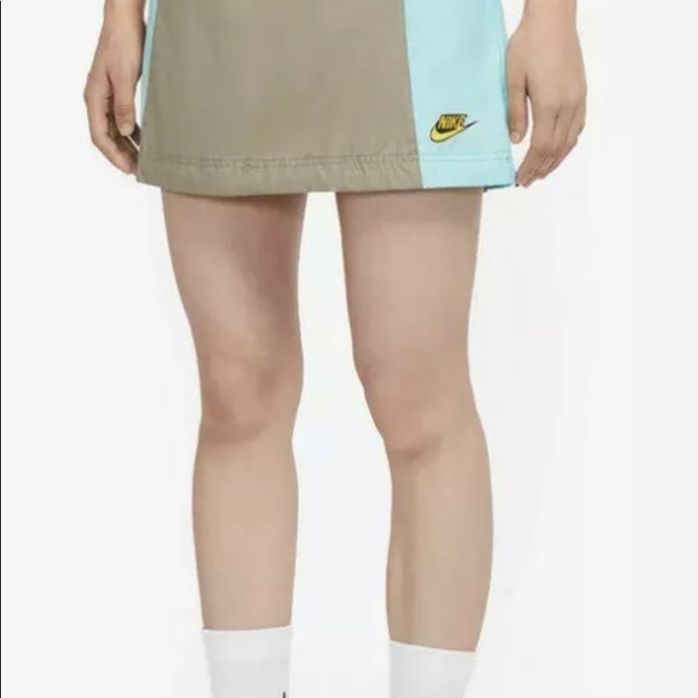 New $5o Nike NSW Polyester Skirts Camp Hike Tennis Golf Woman’s Large